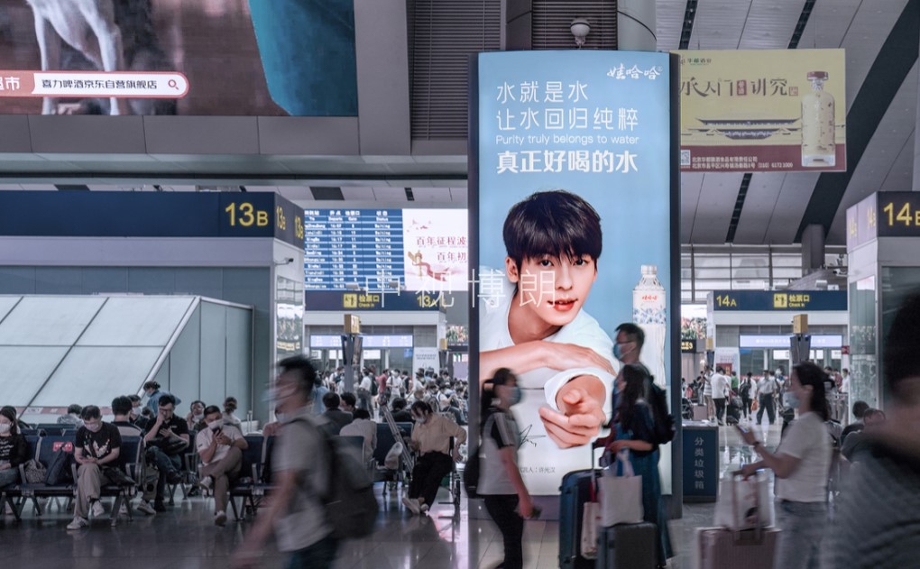 北京南站广告-东西进站大厅落地灯箱套装