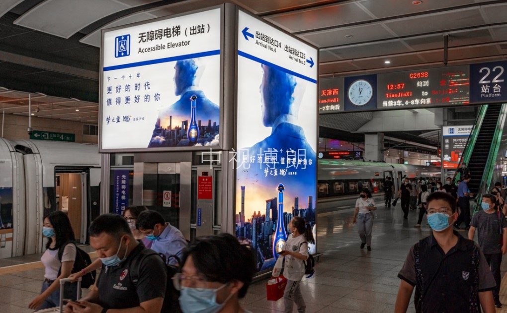 北京南站广告-站台层四面直梯灯箱套装
