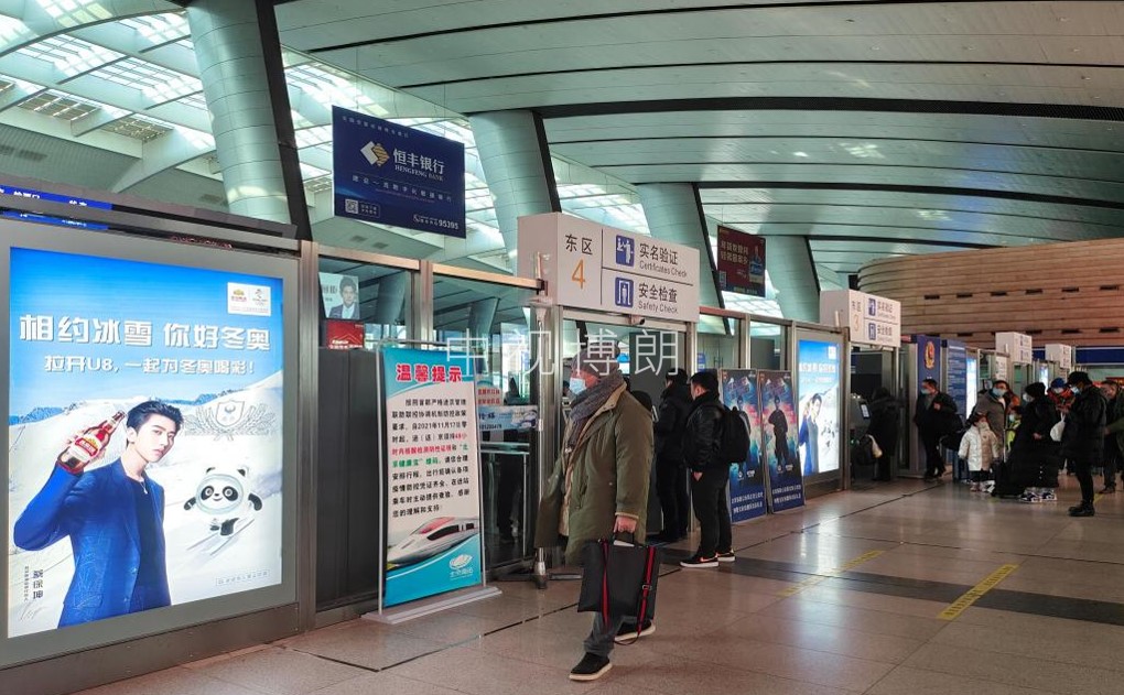 北京南站广告-进站安检口滚动灯箱套装