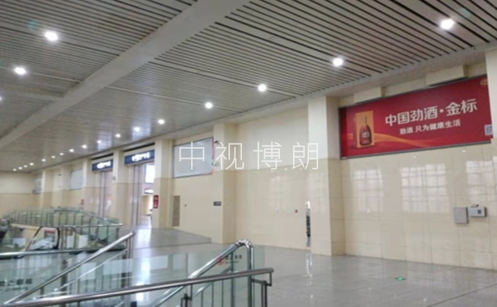 哈尔滨东站广告-二层进站厅两侧灯箱