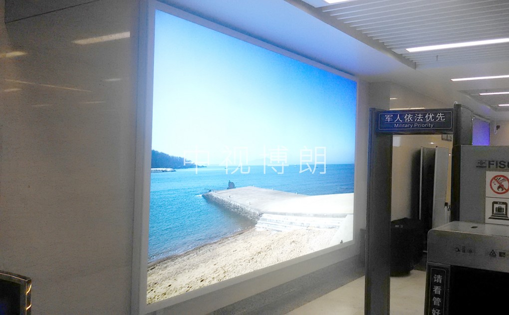 青岛站广告-东地铁进站厅灯箱