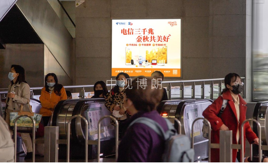 上海虹桥站广告-东西进站厅灯箱