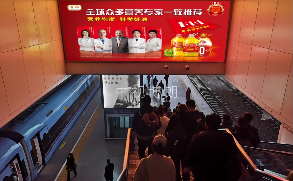 上海虹桥站广告-候车层进站楣头灯箱