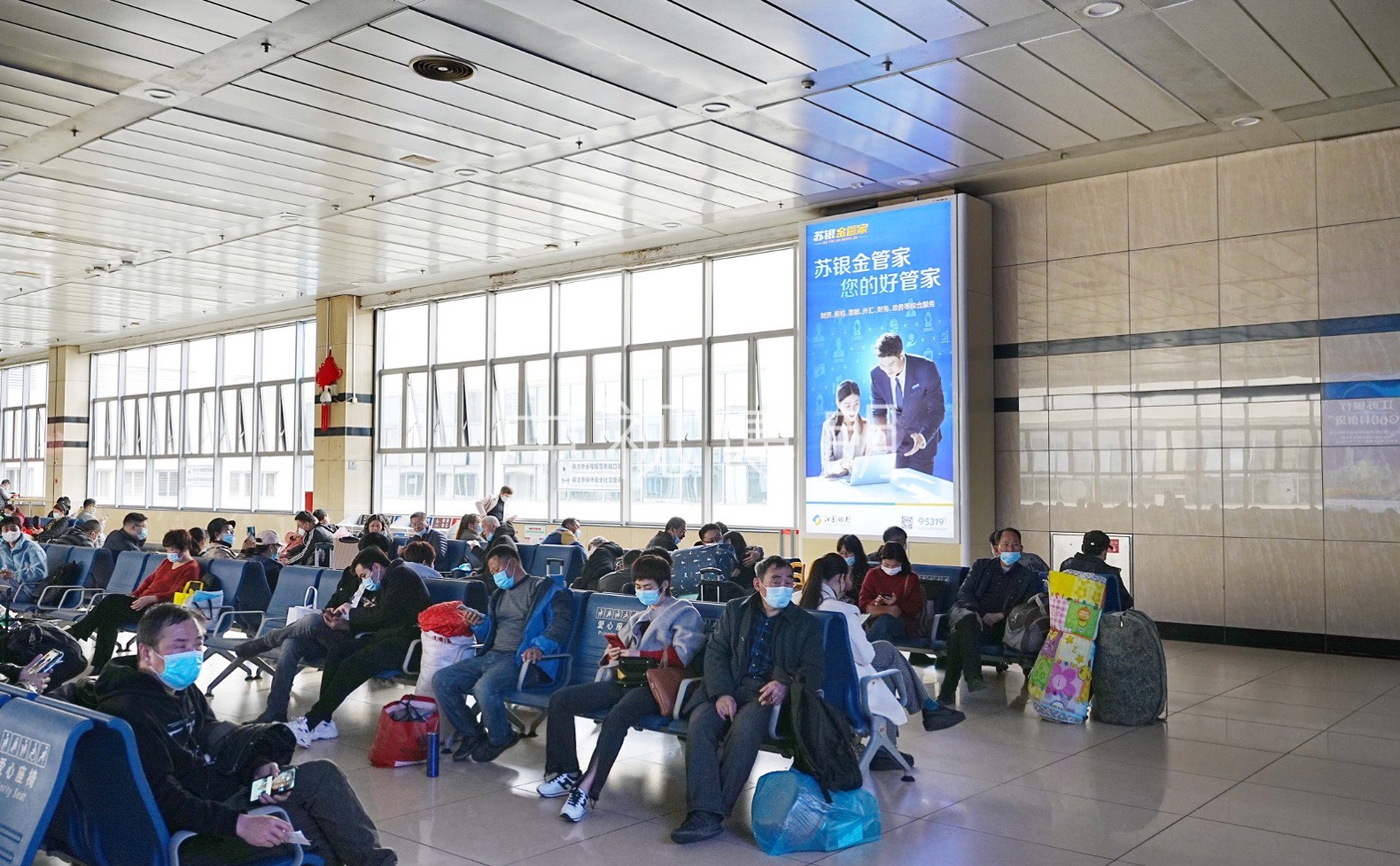 上海站广告-候车厅立柱灯箱