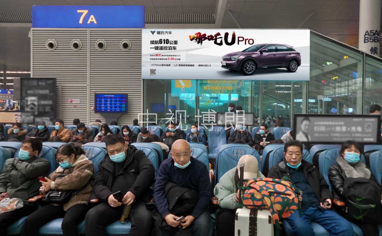 郑州东站广告-候车大厅玻璃墙面灯箱